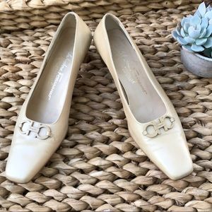 SALVATORE FERRAGMO PUMPS NUDE/BEIGE 😍